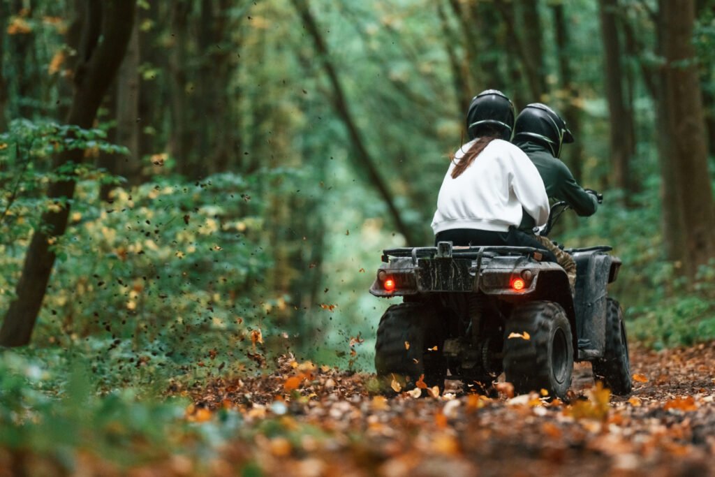 Fethiye ATV Safari Turu Fiyatları ile atv safari yapan bir çift orman içinde gezintiye çıkıyor